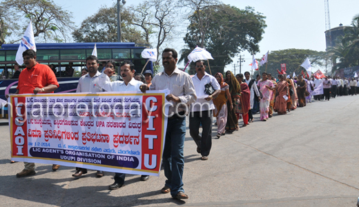 LIC Agents protest in Mangalore